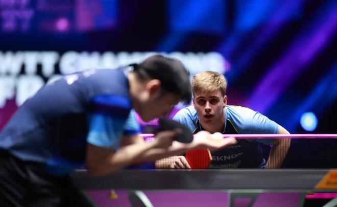 迷的瞩目下 迷的瞩目下